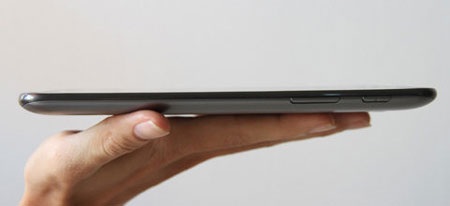 Cận cảnh Samsung Galaxy Tab 2 7.0 giá 8 triệu đồng - 9 Cạnh trái là nút bấm nguồn và âm lượng.