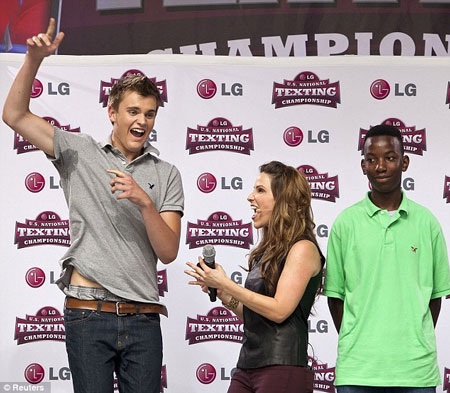 Nhà vô địch nhắn tin điện thoại 149 ký tự trong 39 giây - 1 Austin Wierschke, 17 (áo xanh) lần thứ 2 vô địch trong cuộc thi nhắn tin tại Mỹ.