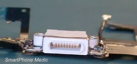 Máy có 2 cổng kết nối 8-pin ở hai cạnh bên của máy.