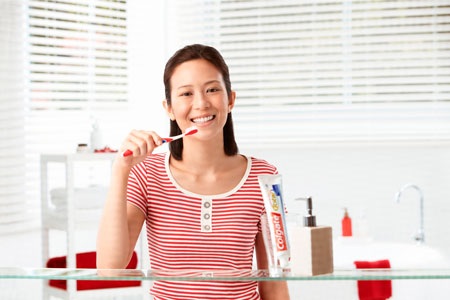 Nên khám răng hay đợi chữa răng? - 2 Hướng dẫn trẻ em đánh răng đúng cách và đánh răng ít nhất 2 lần mỗi ngày để bảo vệ hàm răng của trẻ
