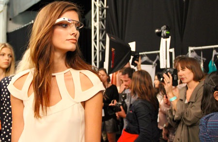 Kính viễn tưởng Google Glass lên sàn catwalk - 2 Kính viễn tưởng Google Glass lên sàn catwalk