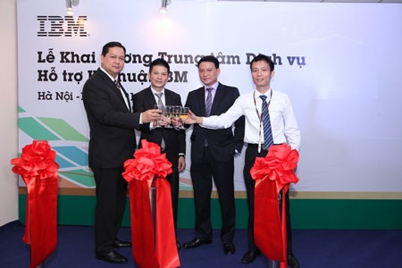 IBM mở trung tâm hỗ trợ kỹ thuật tại Việt Nam - 1 Đại diện IBM và Lenovo cắt băng khai trương trung tâm hỗ trợ kỹ thuật tại Hà Nội.