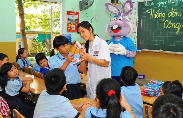 Sôi nổi tháng sức khỏe răng miệng 2012 - 2 Bác sĩ Thỏ vui nhộn giúp các bé dễ dàng tiếp thu bài giảng về chăm sóc răng miệng