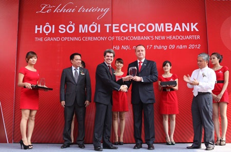 Techcombank khai trương Hội sở tại 191 Bà Triệu - 1 Ông Simon Morris, Tổng GĐ Techcombank nhận giải thưởng Ngân hàng tốt nhất Việt Nam.