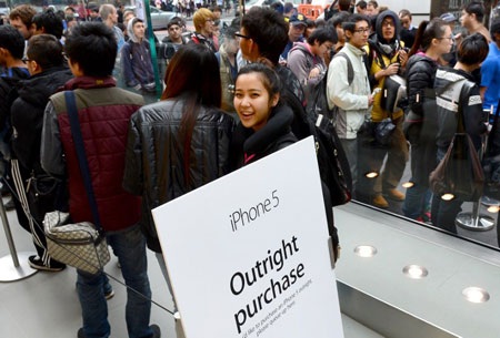 iPhone 5 cháy hàng ngay từ ngày đầu tiên Apple nhận đơn đặt hàng.
