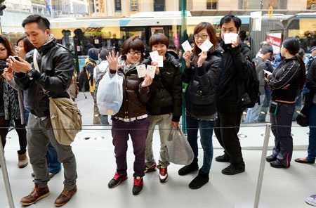 Vẫn cảnh xếp hàng quen thuộc tại các cửa hàng Apple Store trước giờ mở cửa bán iPhone mới.