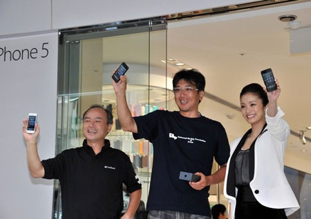 Niềm vui của những người đầu tiên sở hữu iPhone 5.