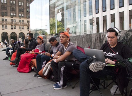 Giải trí, giết thời gian trước giờ mở cửa Apple Store.