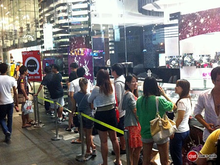 Tại Singapore cũng diễn ra cảnh xếp hàng từ tối hôm trước khi mở cửa bán iPhone 5.