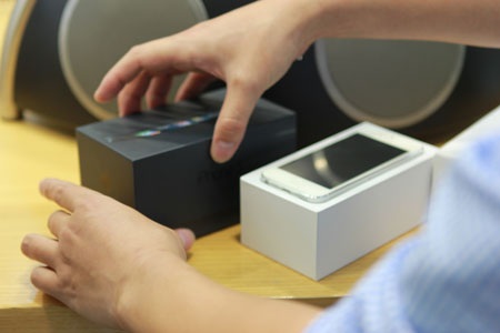 Do vậy mong Báo dân trí tư vấn giúp em xem mua hàng xách tay ở đâu đảm bảo uy tín được không ạ?