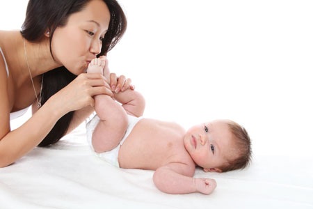 Tã giấy và những điều mẹ lần đầu mang thai cần biết - 2 Mặc tã đúng cách: