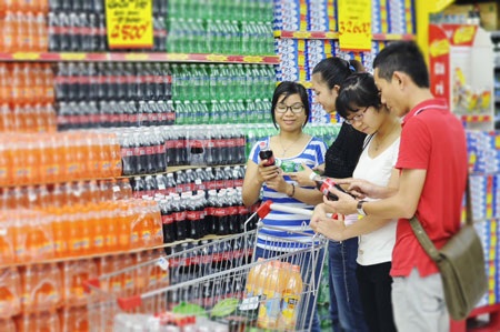 Coca-Cola nâng vốn đầu tư vào Việt Nam lên 500 triệu USD - 3 Người tiêu dùng tin dùng sản phẩm Coca-Cola tại các kênh mua sắm hiện đại