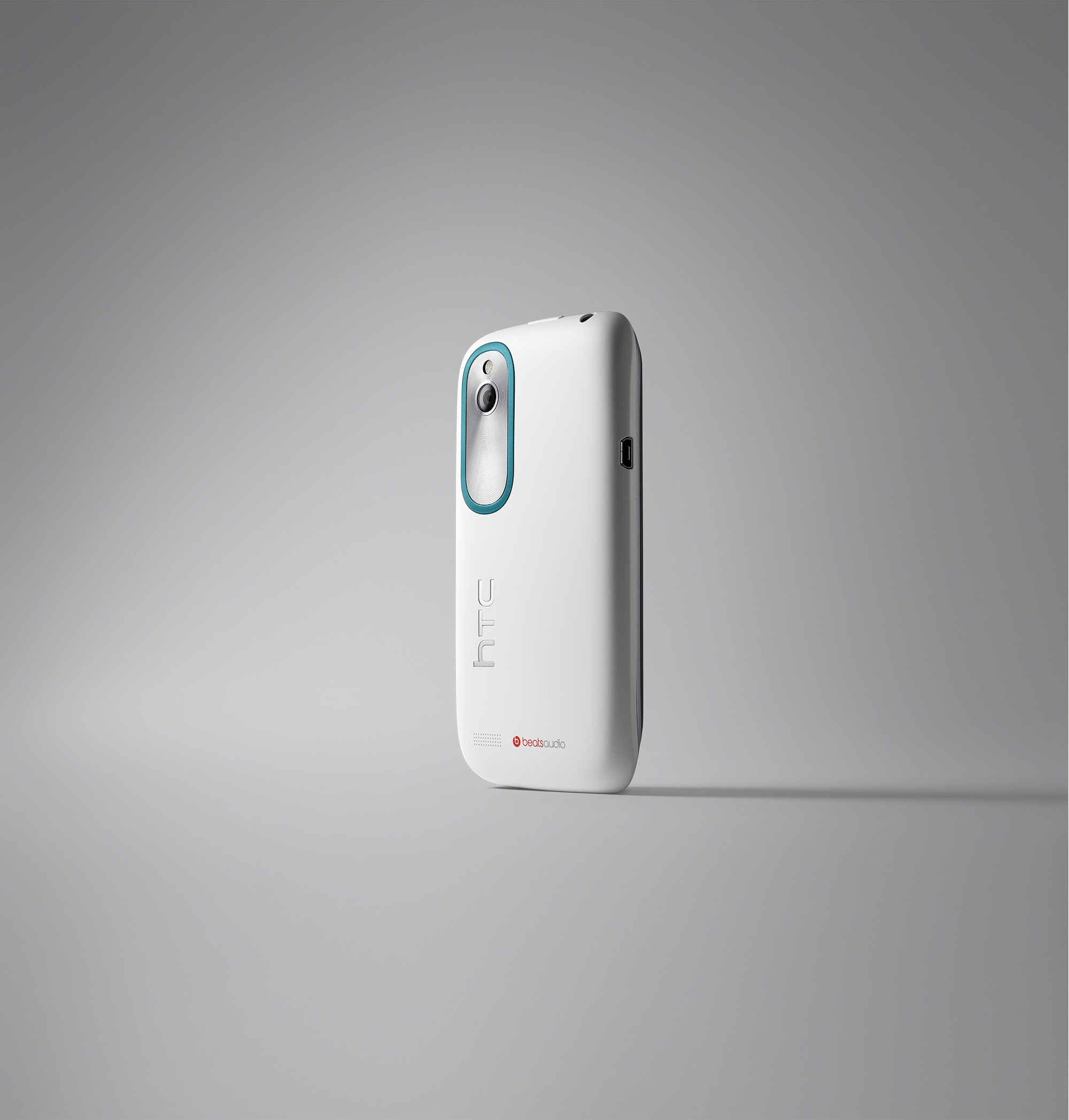 HTC Desire X - Chụp ảnh chuyên nghiệp trong thiết kế ấn tượng - 1 HTC Desire X nổi bật với thiết kế mặt sau sang trọng