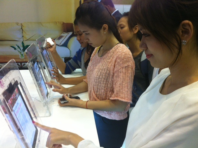 Triển lãm Mobile Việt Nam 2012 – Công nghệ hội tụ - 3 Đọc tạp chí tại gian hàng của Thế Giới Văn Hóa