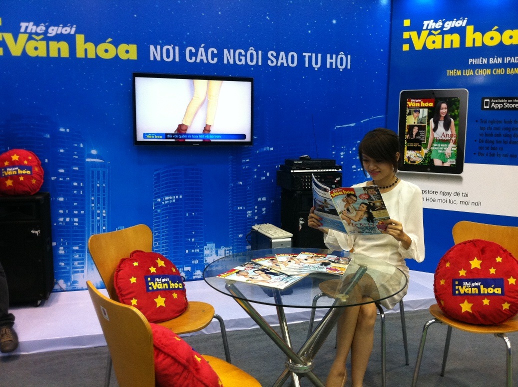Triển lãm Mobile Việt Nam 2012 – Công nghệ hội tụ - 4 Đọc tạp chí tại gian hàng của Thế Giới Văn Hóa