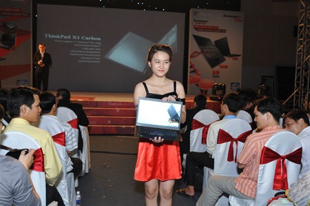Lenovo trình làng Ultrabook cao cấp nhất tại Việt Nam - 1 Lenovo ThinkPad X1 Carbon là ultrabook cao cấp dành cho giới doanh nhân.