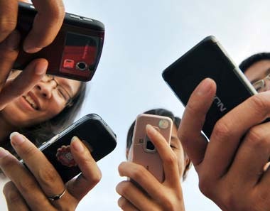 Hơn 5 triệu thuê bao điện thoại lặng lẽ “khai tử” - 1 5 triệu thuê bao điện thoại đã rời mạng trong 1 năm qua.