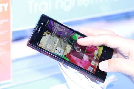 Sony Xperia V hỗ trợ kết nối 4G LTE và công nghệ NFC.