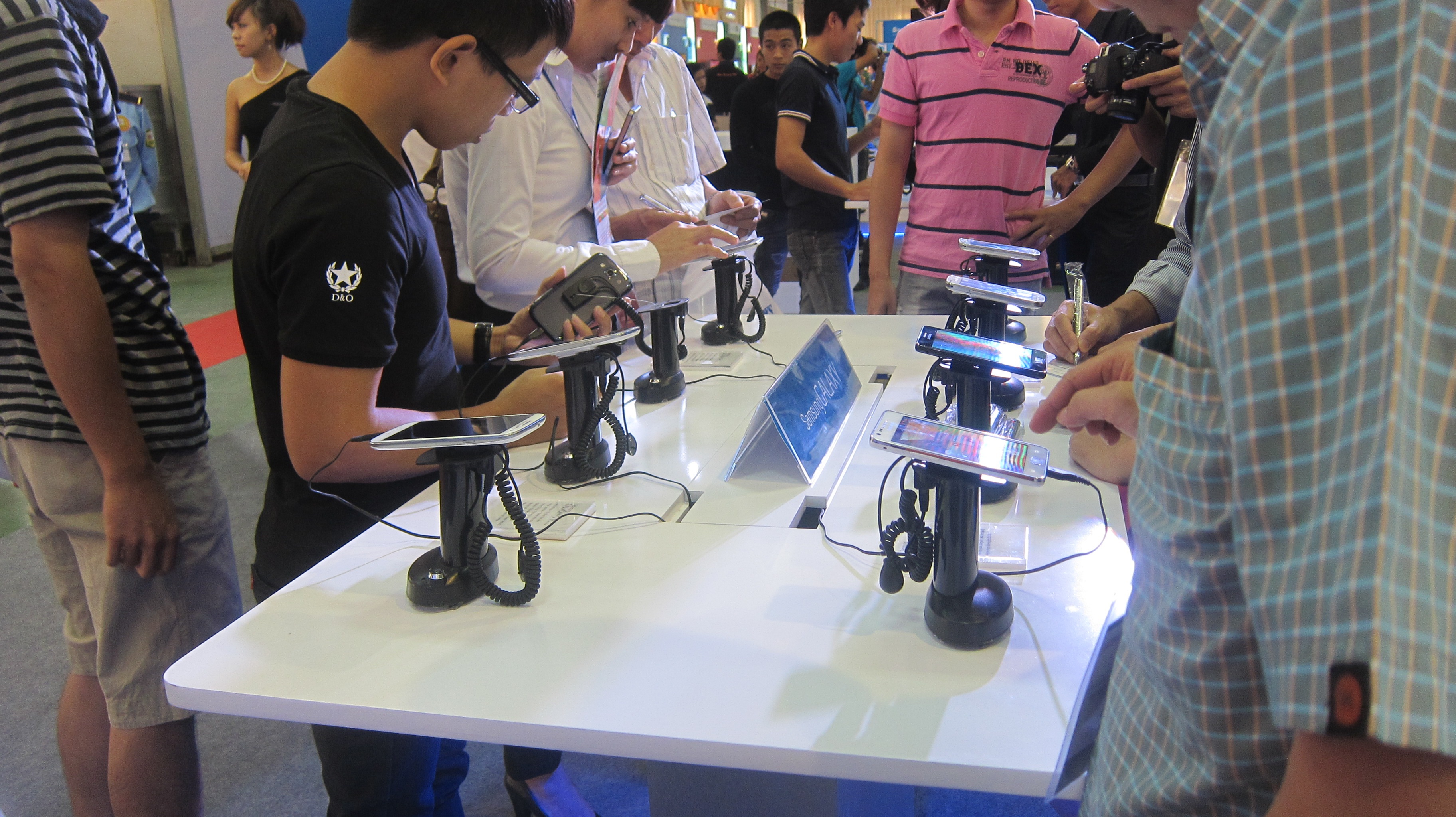 Khách tham quan trải nghiệm sản phẩm.