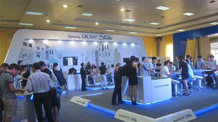 Gian hàng Samsung cũng đón nhiều khách tham quan.