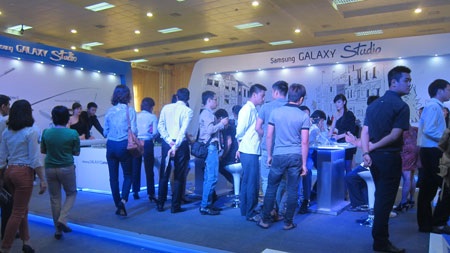 Khách tham quan bị thu hút bởi chiếc điện thoại Galaxy Note II vừa được Samsung ra mắt.