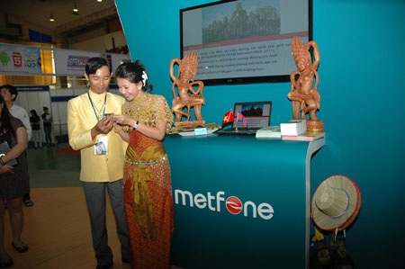 Các nhân viên củamạng Metfone của Viettel giới thiệu về dịch vụ triển khai tại Campuchia.