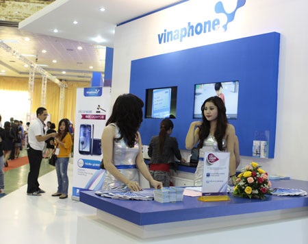 Gian hàng VinaPhone mở gian trưng bày sử dụng các dịch vụ di động miễn phí.
