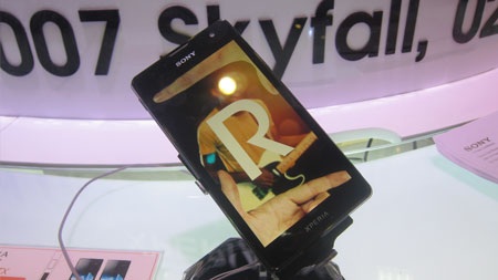 Người mẫu trình diễn các mẫu điện thoại mới của Sony.