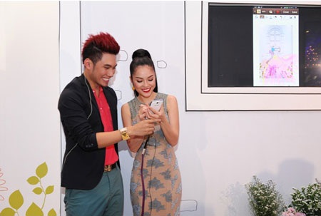 Ấn tượng về Samsung Galaxy Note II và đêm sáng tạo - 2 Lý Quý Khánh khoe bộ váy mới vẽ trên Galaxy Note II
