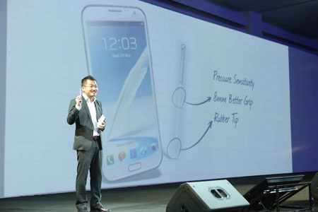 Galaxy Note II chính thức ra mắt người dùng Việt Nam - 1 Đại diện Samsung giới thiệu về Galaxy Note II.