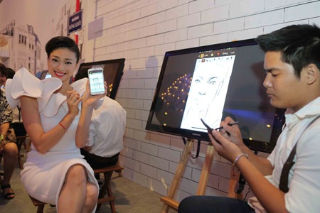Galaxy Note II chính thức ra mắt người dùng Việt Nam - 4 Diễn viên Ngô Thanh Vân với Galaxy Note II.