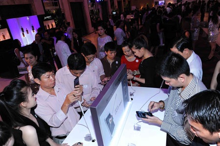 Galaxy Note II chính thức ra mắt người dùng Việt Nam - 3 Khách tham gia trải nghiệm trên Galaxy Note II.