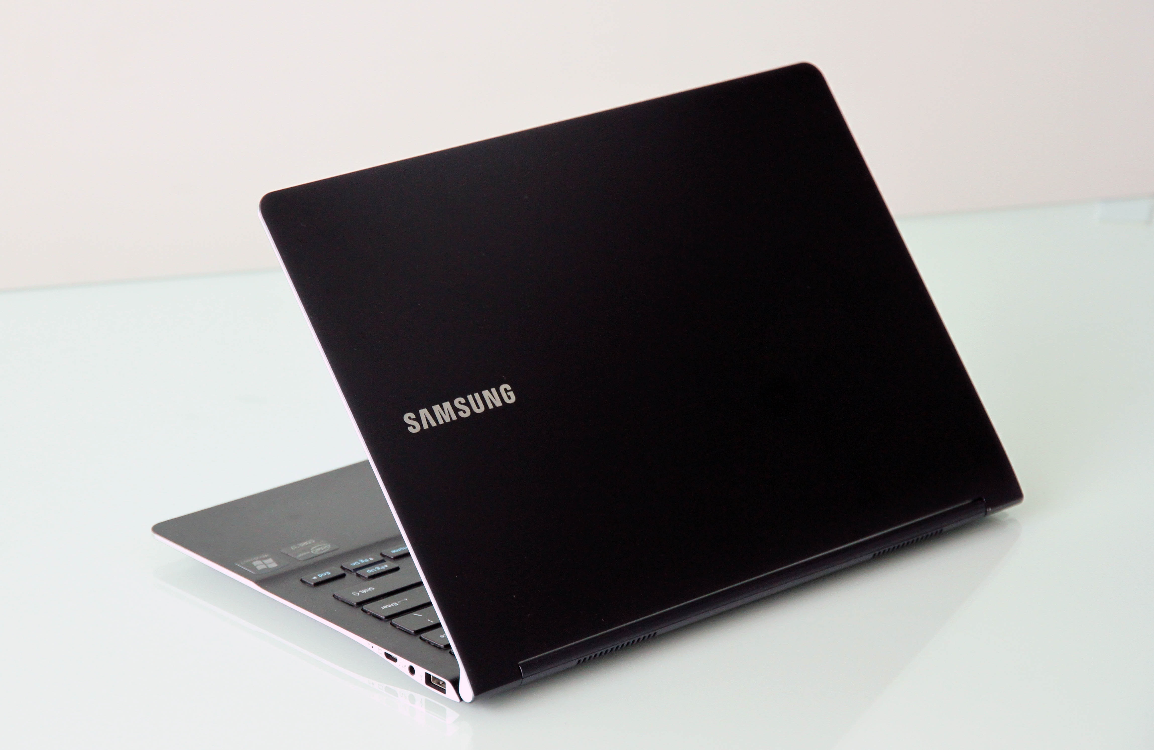 Ultrabook Series 5 và Premium Series 9 vẫn có kiểu dáng siêu
mỏng.