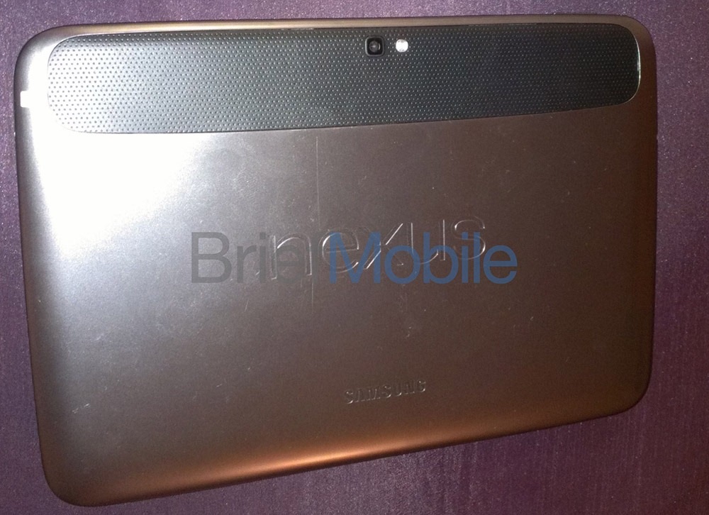 Mặt sau của máy với hệ thống loa được thiết kế ở phần ngang thân máy.