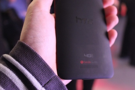 Smartphone màn hình Full HD đầu tiên của HTC - 9 Mặt sau của máy.