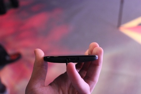 Smartphone màn hình Full HD đầu tiên của HTC - 10 HTC Droid DNA so dáng với Samsung Galaxy Note II (ngoài phải), và Nokia Lumia 920, iPhone 5.