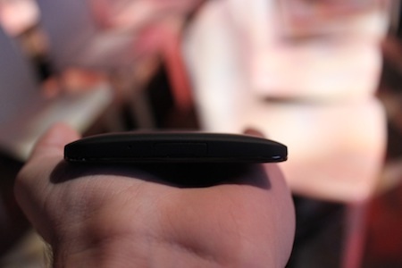 Smartphone màn hình Full HD đầu tiên của HTC - 11 HTC Droid DNA so dáng với Samsung Galaxy Note II (ngoài phải), và Nokia Lumia 920, iPhone 5.