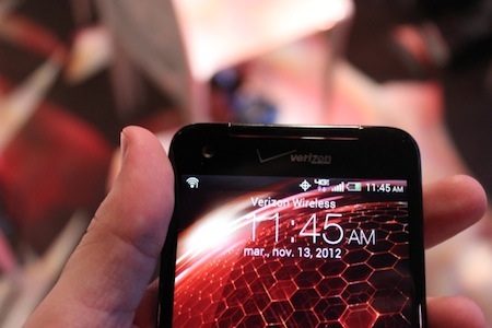 Smartphone màn hình Full HD đầu tiên của HTC - 2 Thiết kế của Droid DNA vẫn giữ phong cách của các dòng smartphone trước đó của HTC.