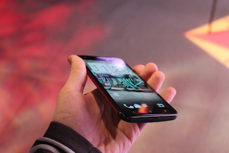 Smartphone màn hình Full HD đầu tiên của HTC - 4 Thiết kế khá mỏng, nhẹ.