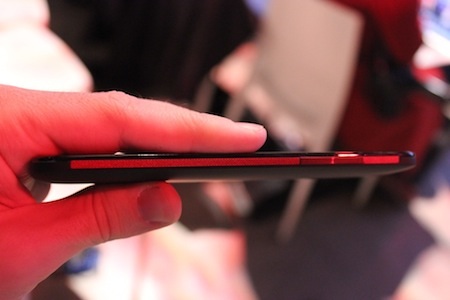 Smartphone màn hình Full HD đầu tiên của HTC - 6 Cạnh viền được trang trí gam màu đỏ.