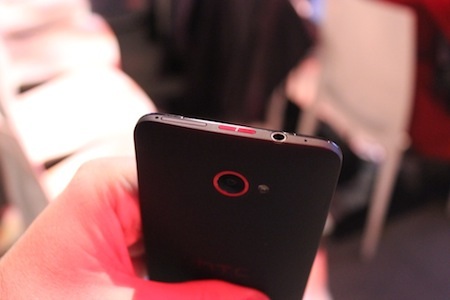 Smartphone màn hình Full HD đầu tiên của HTC - 7 Camera cũng có viền đỏ xung quanh theo phong cách của Beats Audio.