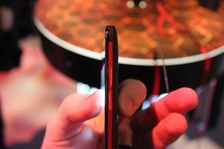 Smartphone màn hình Full HD đầu tiên của HTC - 5 Cạnh viền được trang trí gam màu đỏ.