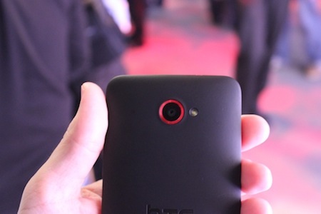 Smartphone màn hình Full HD đầu tiên của HTC - 8 Camera 8 megapixel.