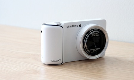 Samsung Galaxy Camera là chiếc máy ảnh chạy hệ điều hành Android và hỗ trợ kết nối Wi-Fi, 3G/4G.