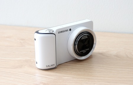 Galaxy Camera được trang bị các tính năng cho phép người dùng chia sẻ ảnh từ trên máy ảnh.