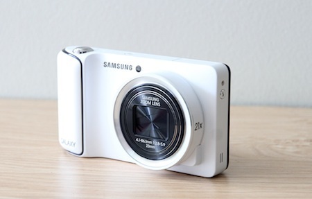 Ống kính zoom lên đến 21x và bộ cảm biến CMOS BSI 16 megapixel