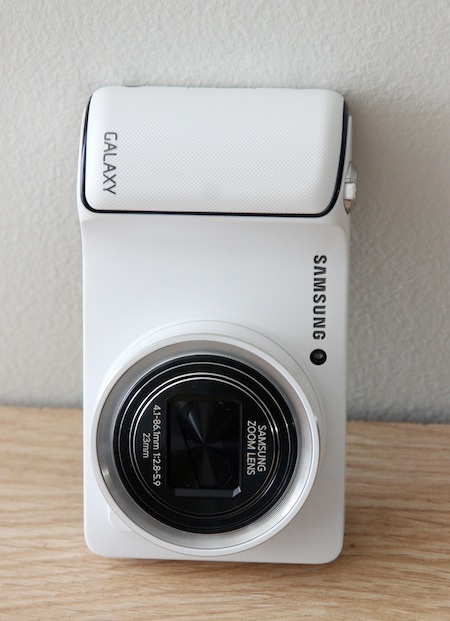 Ống kính zoom lên đến 21x và bộ cảm biến CMOS BSI 16 megapixel