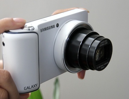 Giao diện hệ điều hành Android trên máy ảnh Galaxy Camera.