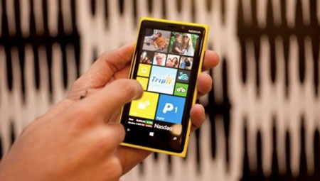 Có thể thao tác trên màn hình Lumia 920 bằng móng tay,
khi đeo găng tay, chìa khóa v.v…
