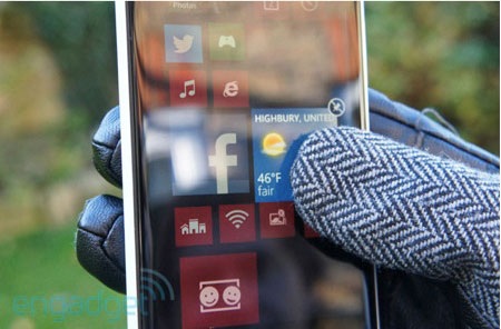 Màn hình Lumia 920 thân thiện với găng tay (Ảnh : Engadget)